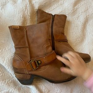 Pikolinos ankle bootie. Cognac. Almond toe